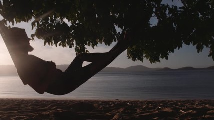 Détente au bord de la mer dans un hamac 