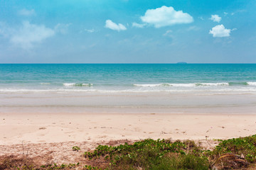 Fototapeta na wymiar Beach with cloudy sky background