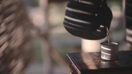 Se servir une tasse de Thé 