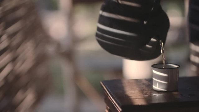 Se servir une tasse de Th&eacute; 