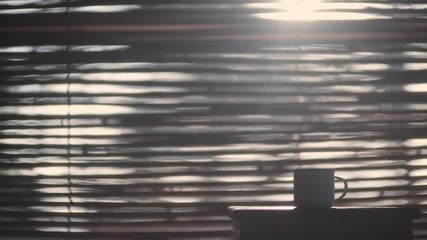 Servir une tasse de thé au couché du soleil