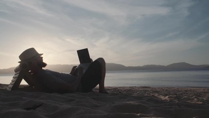 Navigation ordinateur portable au bord de la mer 