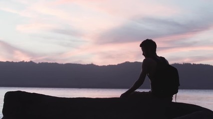 Navigation iPad au bord de la mer au couché du soleil 