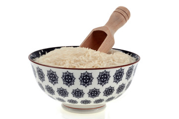Bol de riz pas cuit avec une petite pelle en bois dedans