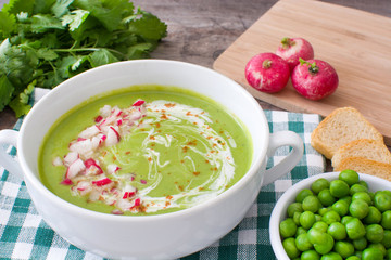 Peas cream with radishes
