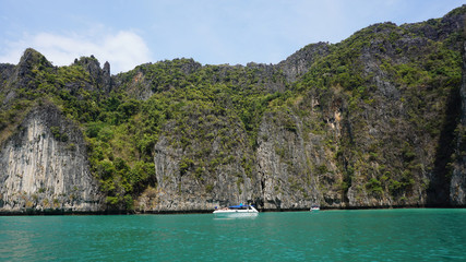 Naklejka premium limestone rocks in thailand