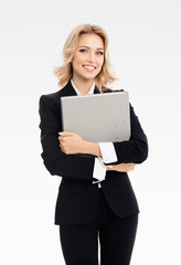 Naklejka premium Young smiling businesswoman with grey folder