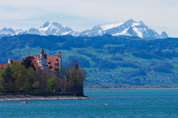 Fototapeta na wymiar Blick auf Bodensee, die Insel Lindau und den Alpstein mit schneebedeckten Gipfeln von Santis und Altmann
