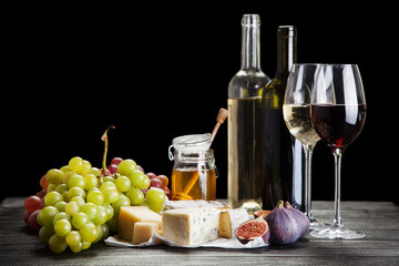 Naklejka premium Wine, grapes and cheese