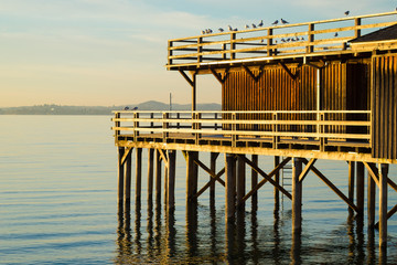 Badehaus am Bodensee im Abendlicht