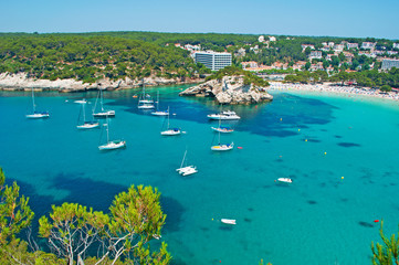 Minorca, isole Baleari, Spagna: vista panoramica di Cala Galdana il 7 luglio 2013