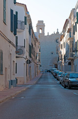 Minorca, isole Baleari, Spagna: una strada del centro di Mahon con la Chiesa di San Francesco sullo sfondo il 9 luglio 2013