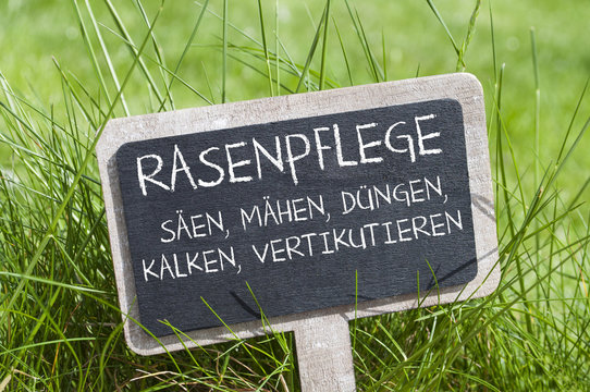 Schild Kreidetafel mit Rasenpflege S&auml;en, M&auml;hen, D&uuml;ngen, Kalken, Vertikutieren