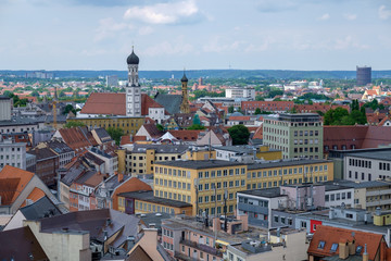 Blick auf die Altstadt von Augsburg mit der Heilig-Kreuz-Kirche