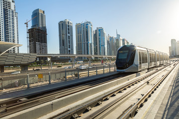 Naklejka premium Nowy nowoczesny tramwaj w Dubaju, ZEA
