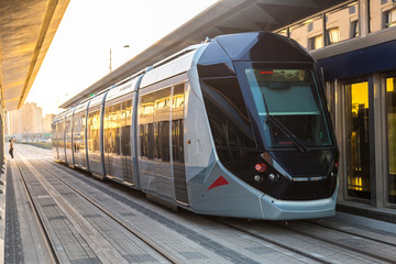 Fototapeta premium Nowy nowoczesny tramwaj w Dubaju, ZEA