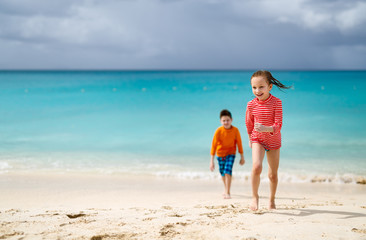 Naklejka premium Kids having fun at beach