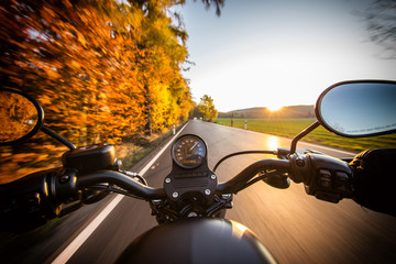 Obrazy na Szkle  Widok na kierownicę motocykla