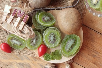Fototapeta na wymiar Dried kiwi fruit and fresh kiwi is delicious.