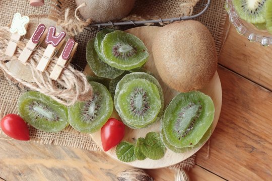 Dried kiwi fruit and fresh kiwi is delicious.
