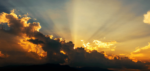 Beautiful colorful cloudscape sunset with sun rays