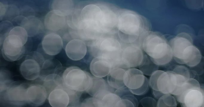 messa a fuoco progressiva con bokeh vintage di riflesso di sole su moto ondoso