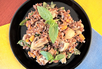 Red rice with mushrooms, carrot and basil