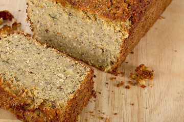 Eine vegetarische Pastete auf dem Schneidebrett,   Focus stacking.