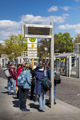 an der Bushaltestelle