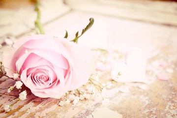 rosa Rose mit Herz - Nostalgisch - Glückwunschkarte