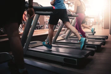 Papier Peint photo Lavable Fitness Les gens qui courent dans le tapis roulant de la machine au club de gym fitness