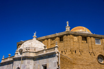 Seitenschiff der Kathedrale von Cádiz vor blauem Himmel