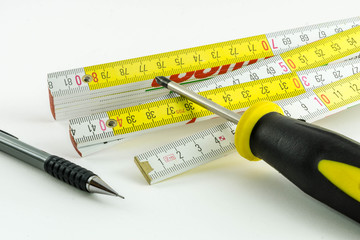 Zollstock und Schraubendreher