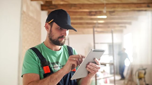 Renovation: man is measuring and taking notes.