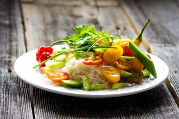 Crédence de cuisine en verre imprimé Plats de repas Delicious mix crispy salad with rice