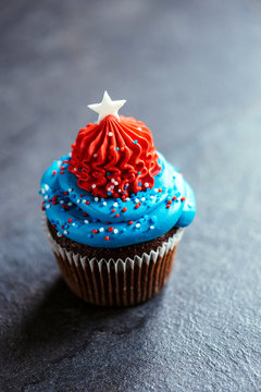 American flag cup cake