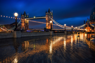 Fototapeta na wymiar Abenddämmerung mit Tower-Bridge London 