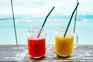 Smoothie / Zwei Getränke an einer Bar am Meer