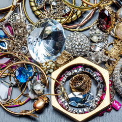 Fashionable women's jewelry