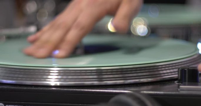 DJ ScratchIng Vinyl