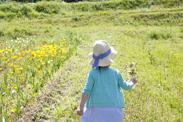 花を持つ少女