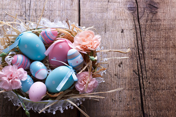 Fototapeta na wymiar Basket with colorful easter eggs 
