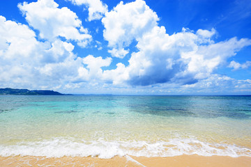 沖縄の青い海と爽やかな空