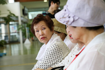 楽しくおしゃべりをしている高齢者女性