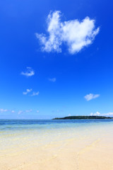 南国沖縄の綺麗な珊瑚の海と夏空
