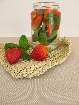 Detox Wasser mit Gurkenschale, Erdbeeren und Minze