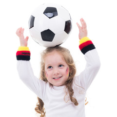 kleines mädchen mit fußball