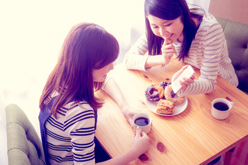 女子会、ドーナツ、コーヒー、携帯電話、スマートフォン