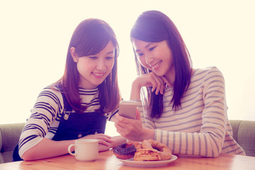 女子会、ドーナツ、コーヒー、携帯電話、スマートフォン