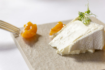 camembert auf platte mit gabel